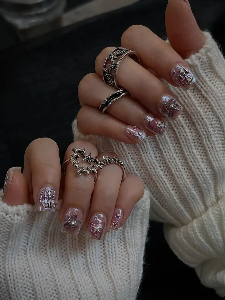 Nails by Beautique Bar: short and sparkling